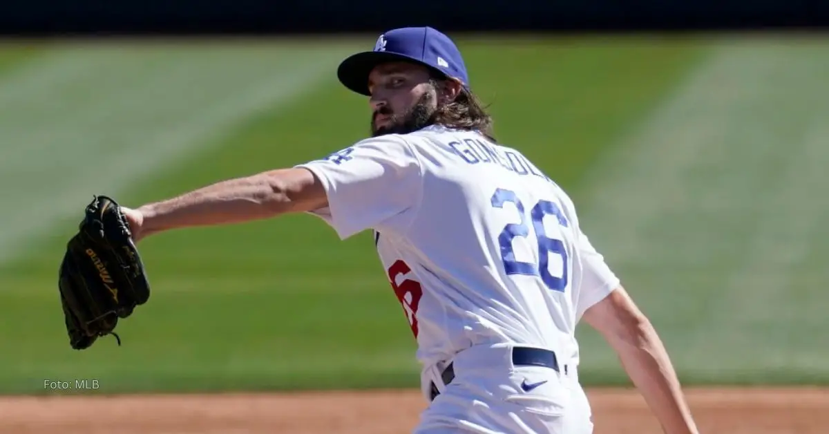 Tony Gonsolin lanzando con Los Angeles Dodgers