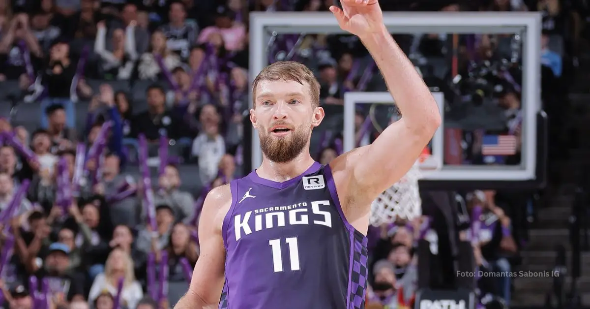 Domantas Sabonis alzando la mano tras triple con Sacramento Kings