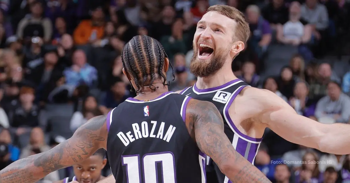 Domantas Sabonis celebrando con DeMar DeRozan