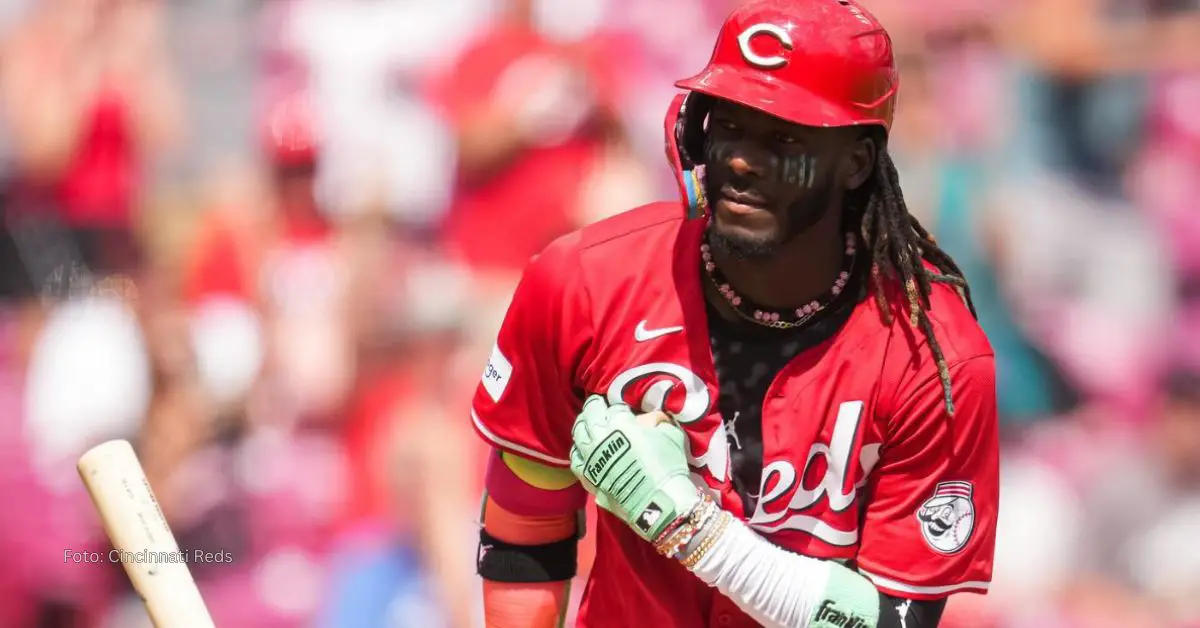 Elly De la Cruz soltando el bate con Cincinnati Reds