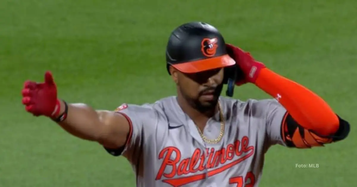 Eloy Jiménez haciendo gestos tras doble con Baltimore Orioles