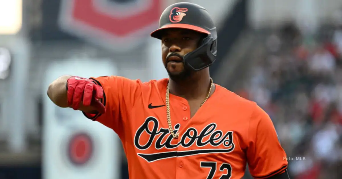 Eloy Jiménez en un juego con Baltimore Orioles en MLB 2024