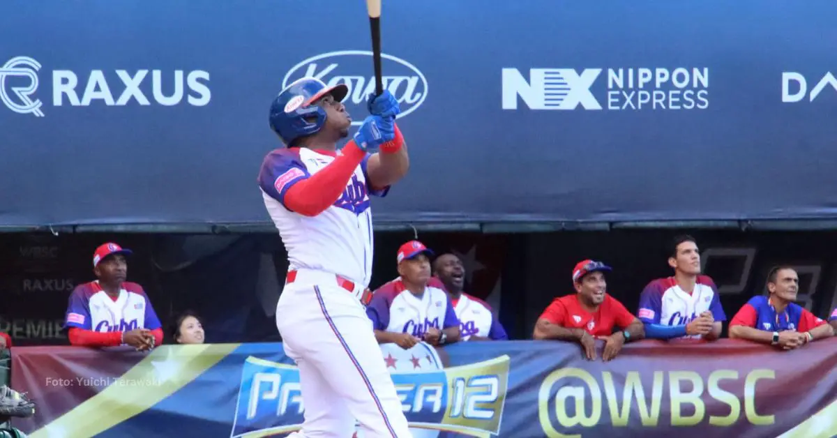 Yoelkis Guibert bateando con el equipo Cuba