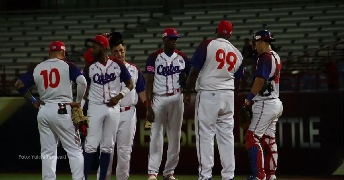 Equipo Cuba en la lomita en el Premier 12