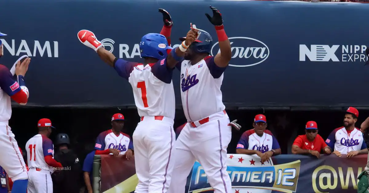 Roel Santos y Yadir Drake con el equipo Cuba