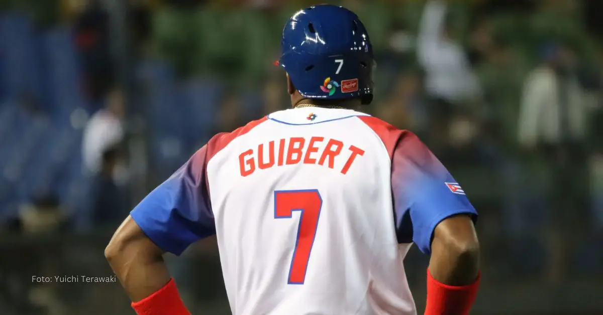 Yoelkis Guibert con uniforme de Equipo Cuba