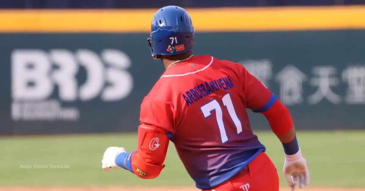 Erisbel Arruebarruena recorriendo las almohadillas con el equipo Cuba