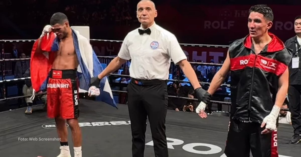 Erislandy Álvarez junto al arbitro y Adilet Kurmetov esperando el resultado del duelo