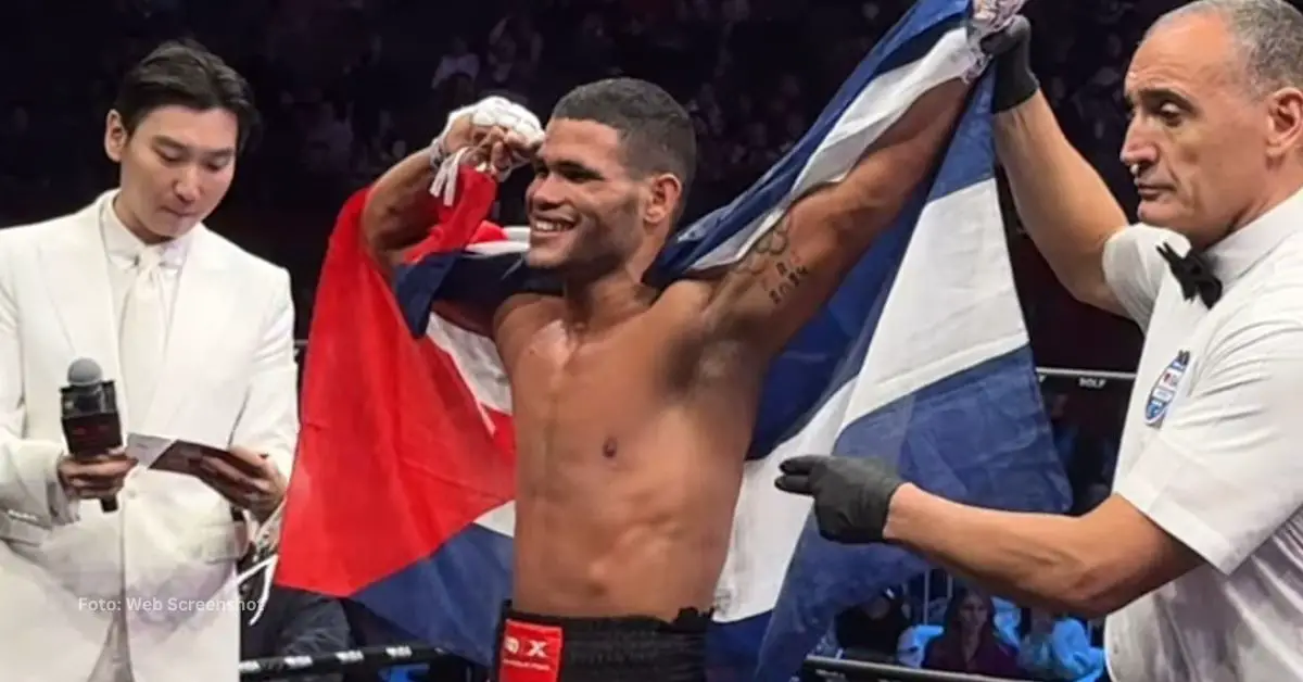 Erislandy Álvarez con la bandera de Cuba tras triunfo en la IBA World Cup