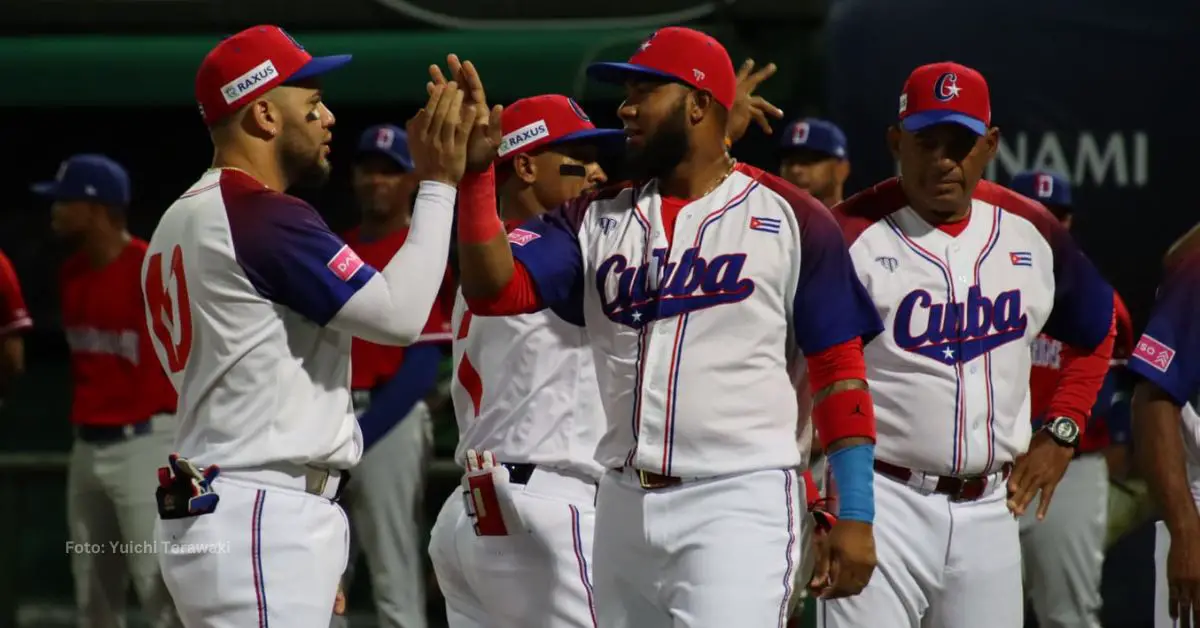 Equipo de Cuba en el primer juego de la Premier 12