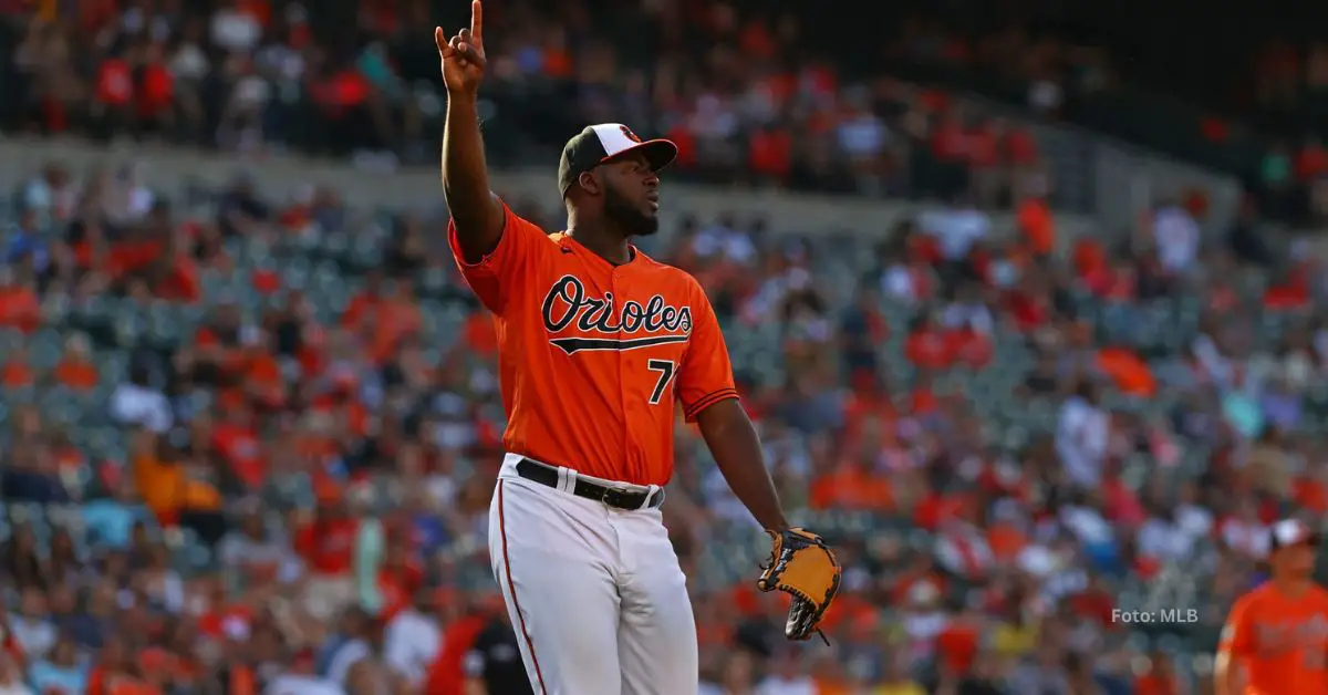 Félix Bautista con el uniforme de Baltimore Orioles