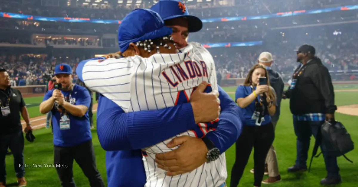 Francisco Lindor abrazando a Carlos Mendoza, manager de New York Mets