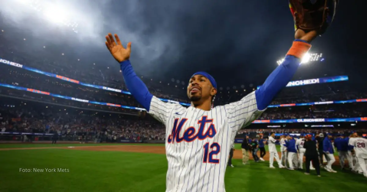 Francisco Lindor levantando las manos