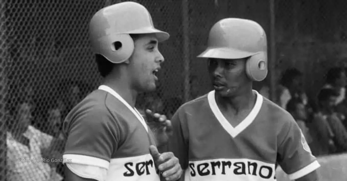 Gabriel Pierre con un compañero de Serranos en Serie Nacional de Cuba