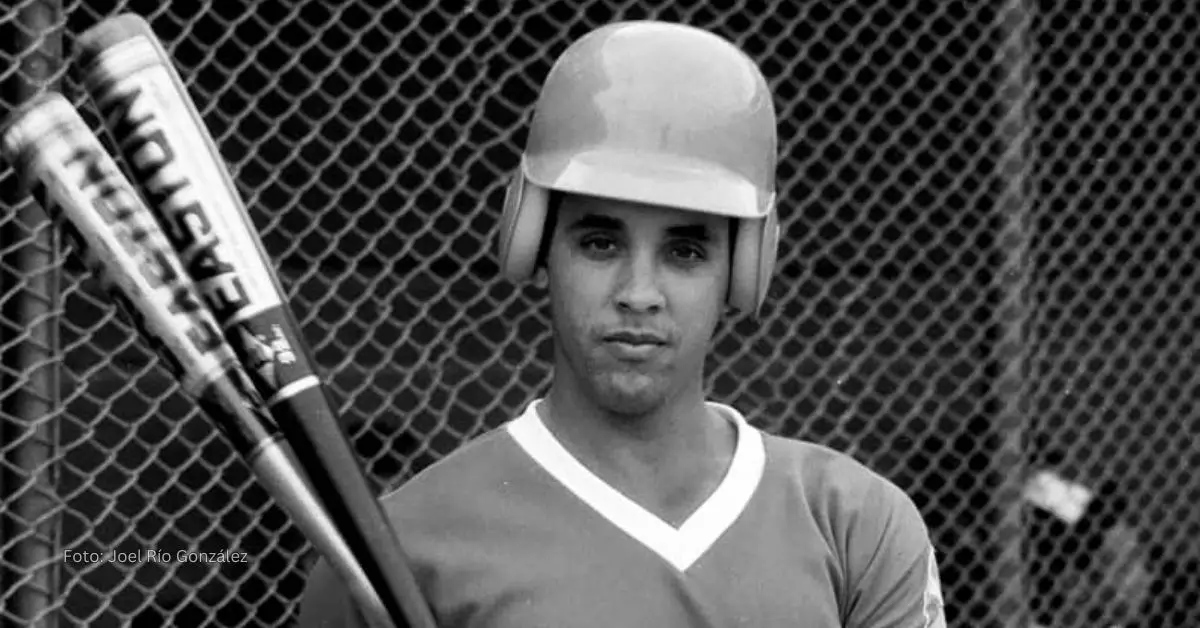 Gabriel Pierre con dos bates y uniforme de Serranos en Serie Nacional