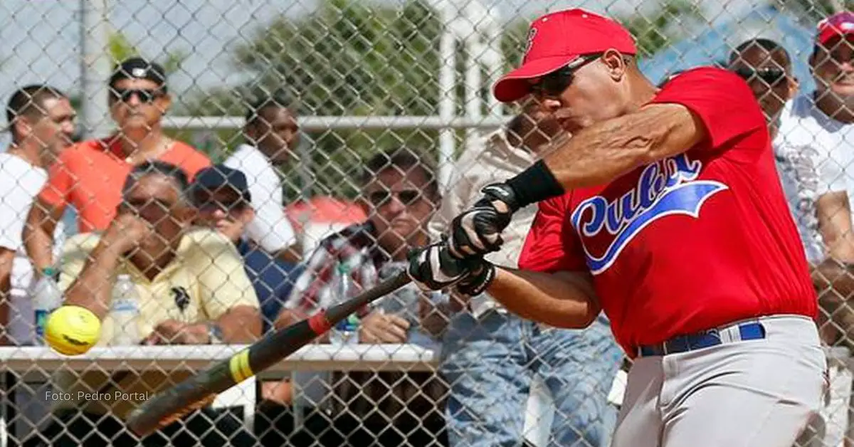 Gabriel Pierre bateando una pelota con uniforme de Cuba