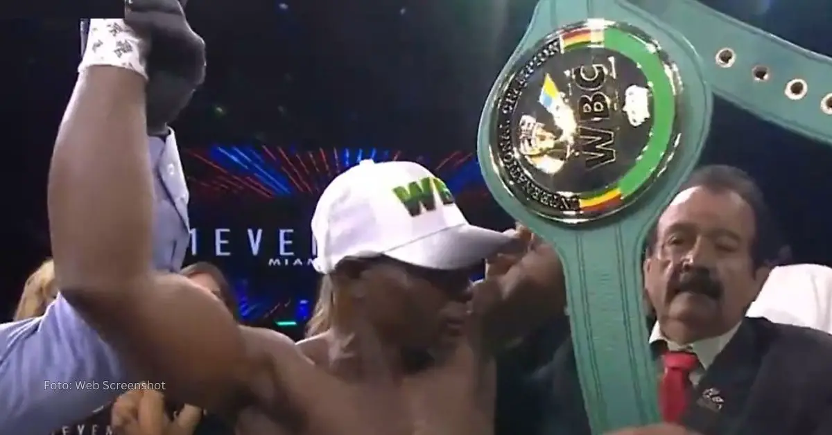 Guillermo Rigondeaux celebrando titulo