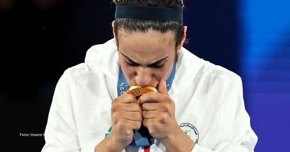 Imane Khelif besando su medalla de oro ganada en los Juegos Olímpicos de Paris 2024