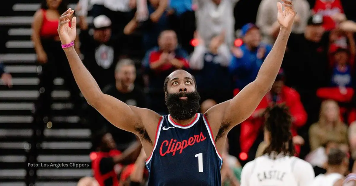 James Harden alzando las manos en juego de Los Angeles Clippers