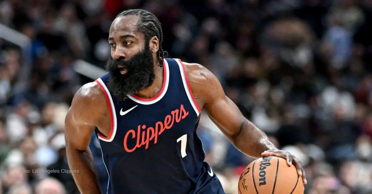 James Harden con el uniforme de Clippers.