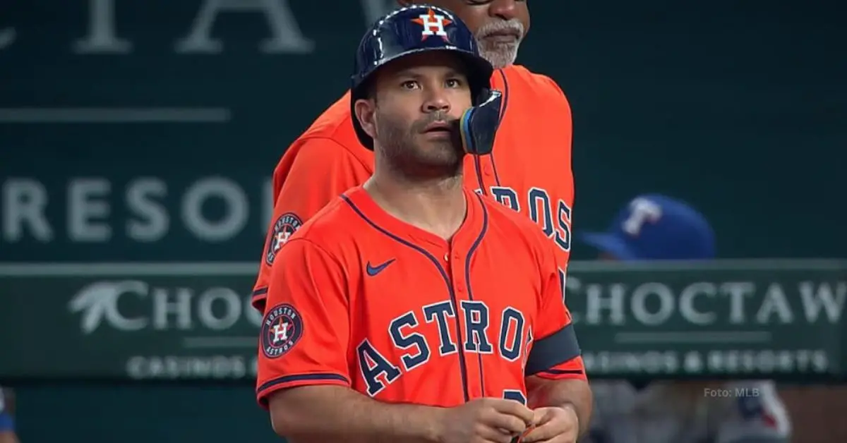 Jose Altuve en la inicial tras conectar hit con Houston Astros