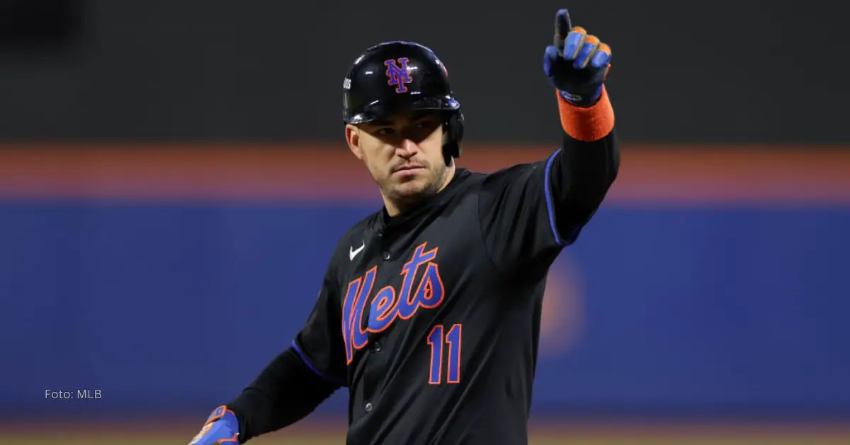 Jose Iglesias señalando con New York Mets