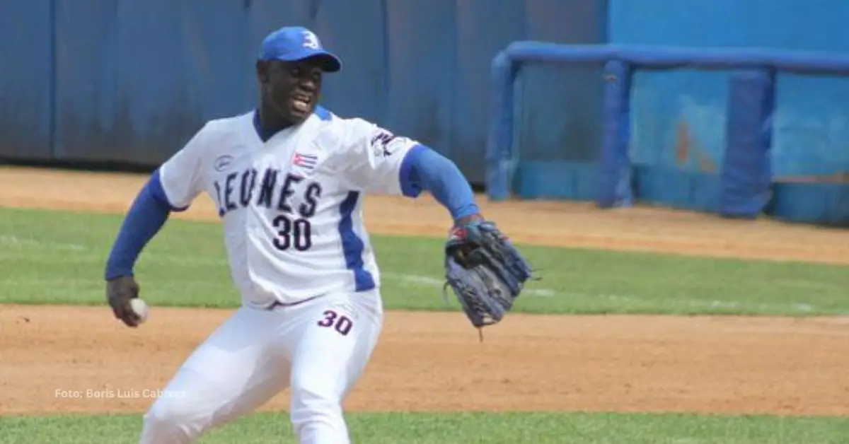 Jose Pablo Cuestas lanzando con el equipo de Leones de Industriales