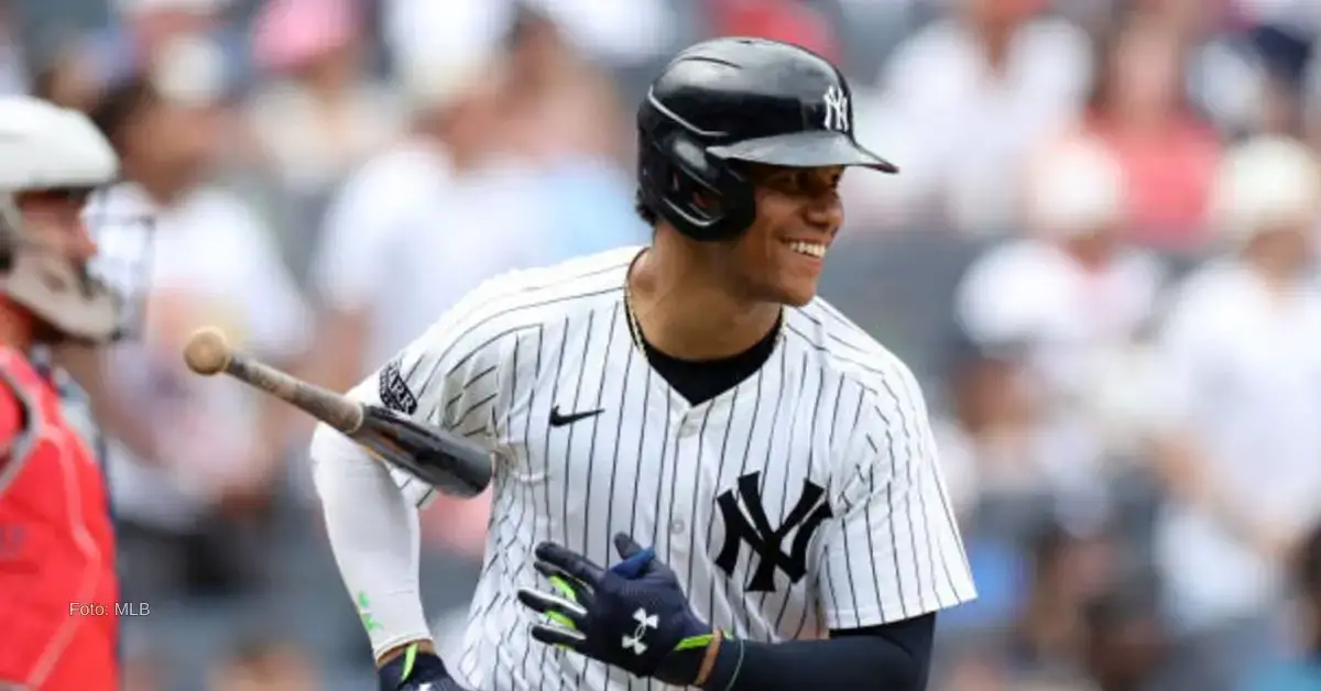 Juan Soto sonriendo con el uniforme de Yankees