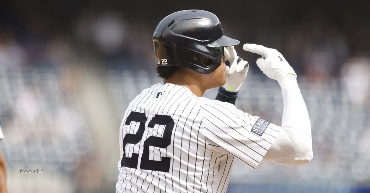 Juan Soto con las manos hacia los ojos y el uniforme de New York Yankees