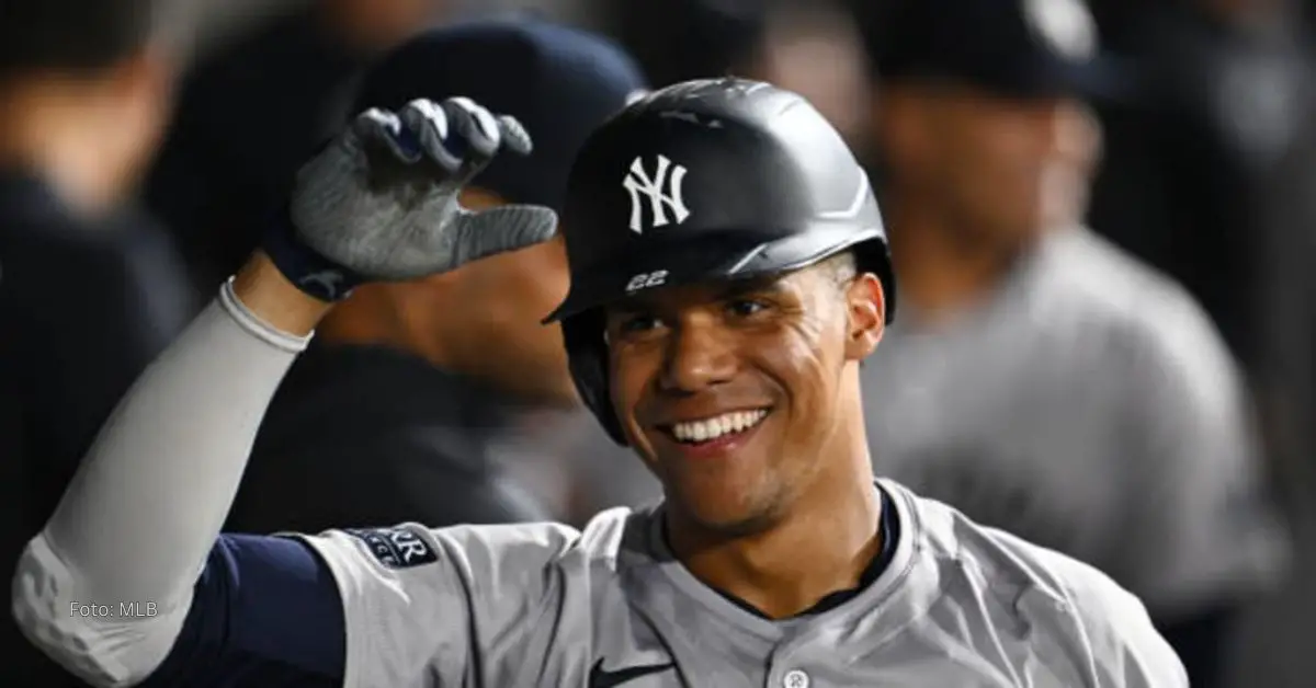 Juan Soto sonriendo con uniforme de New York Yankees