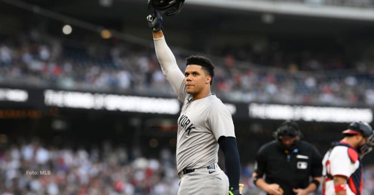 Juan Soto levantando el casco en un juego de MLB