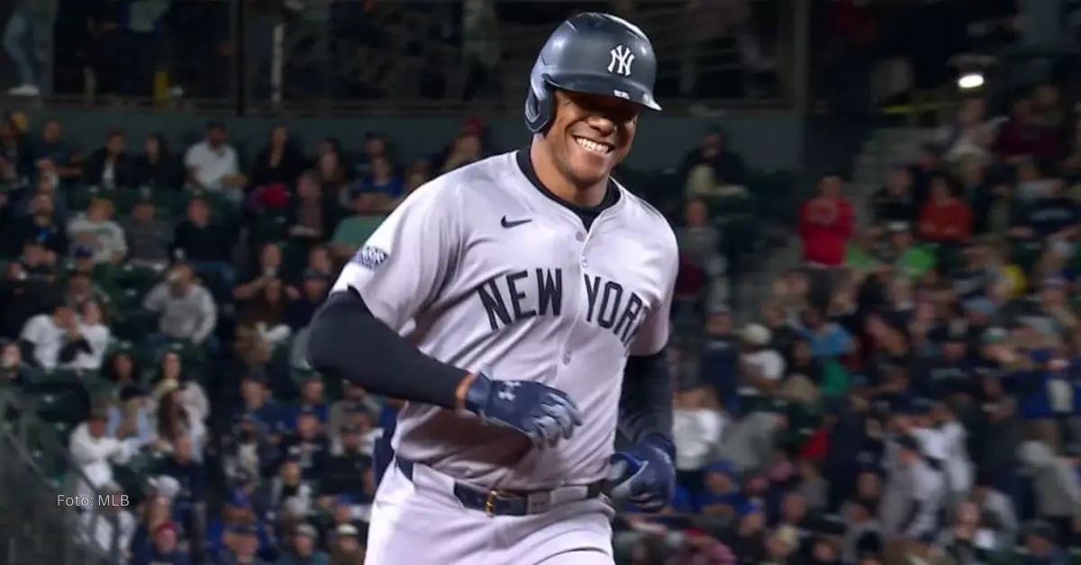 Juan Soto sonriendo con uniforme de New York Yankees en MLB