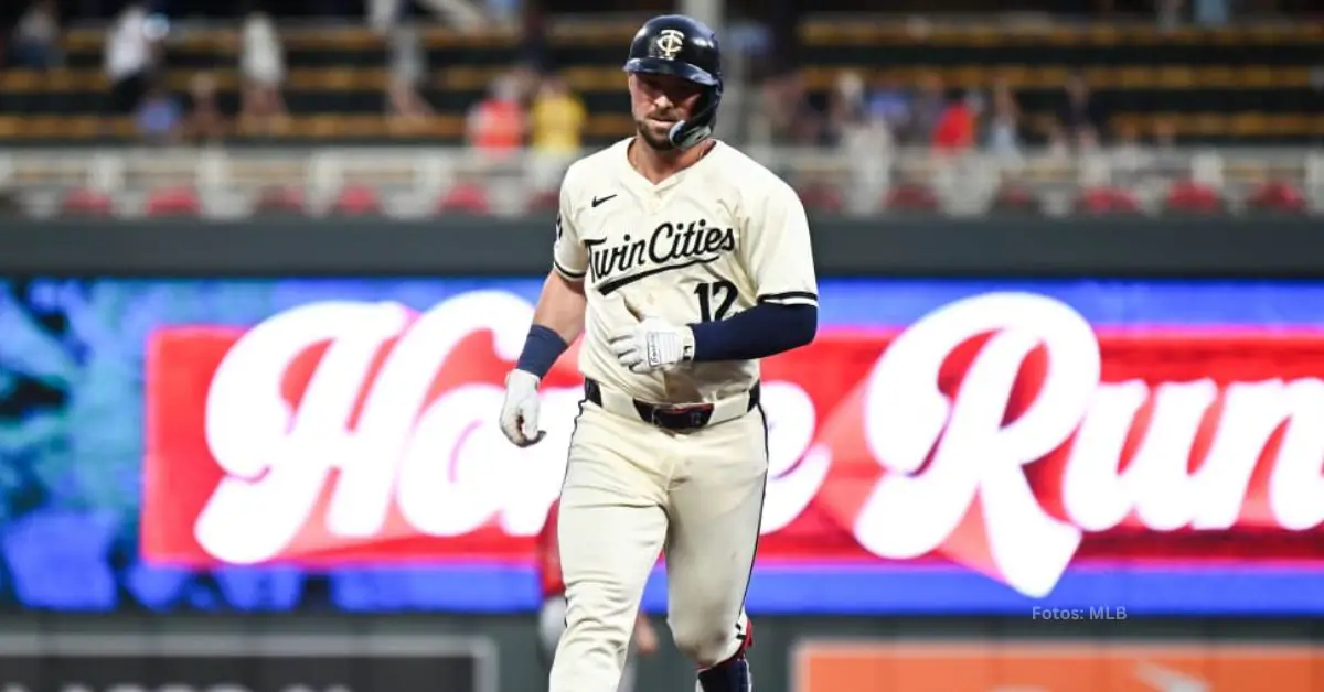 Kyle Farmer recorriendo las bases con el conjunto de Minnesota Twins.