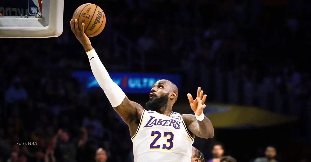 LeBron James encestando en NBA