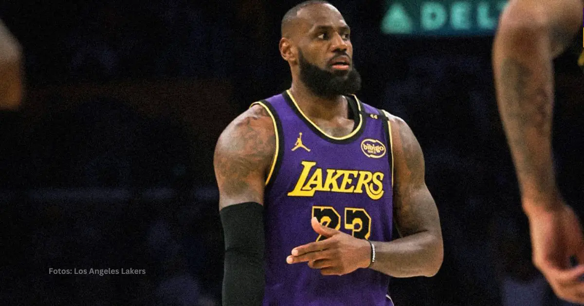 LeBron James haciendo gestos tras triple con Los Angeles Lakers