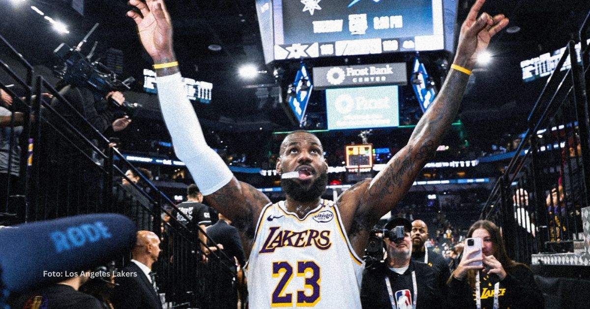 LeBron James alzando los brazos luego del triunfo de Los Angeles Lakers