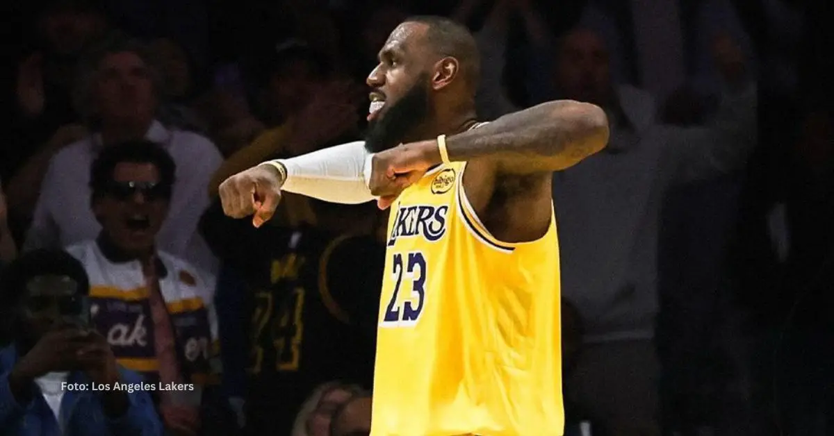 LeBron James celebrando una cesta de tres puntos con Los Angeles Lakers