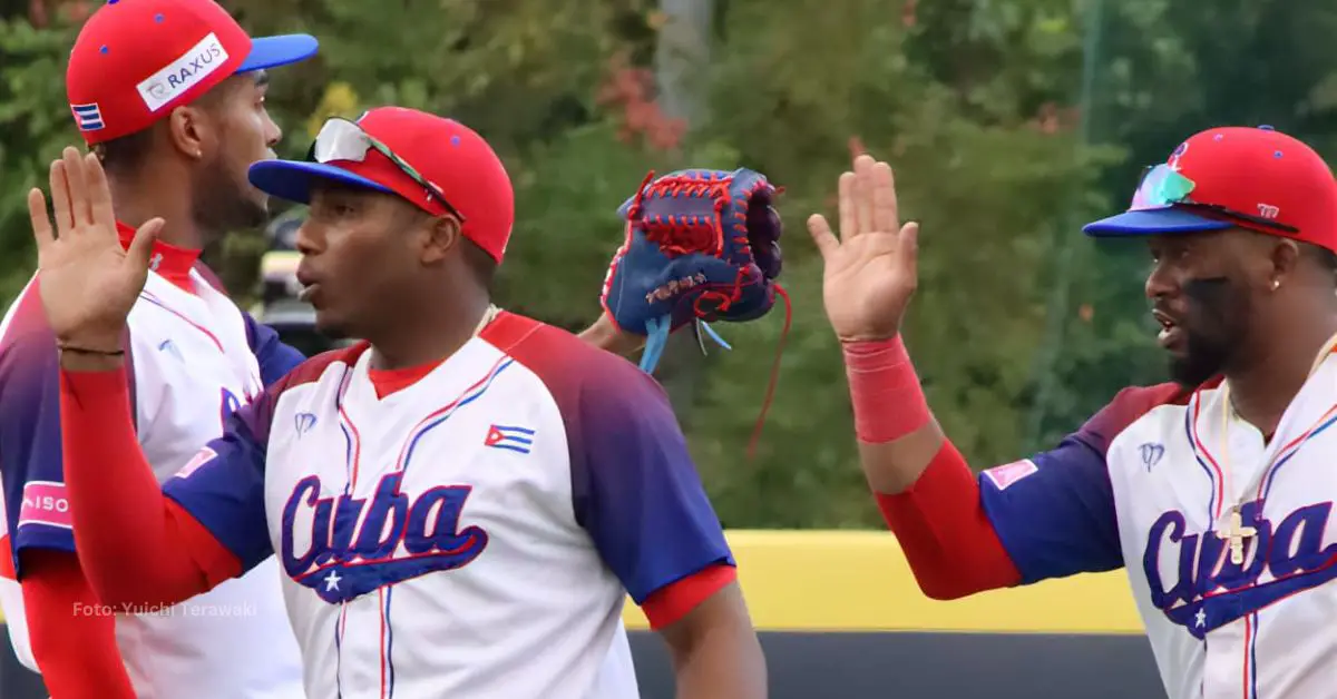 Jugadores de Equipo Cuba celebrando un triunfo en el Premier 12