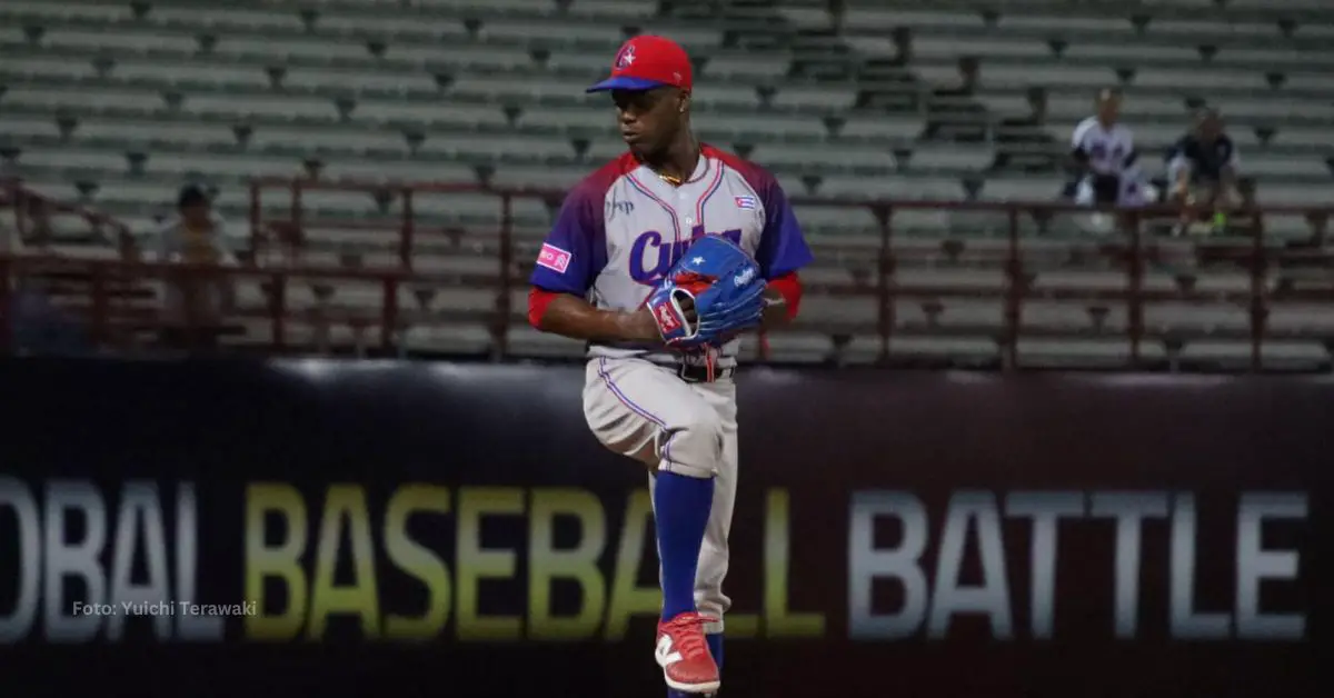 Liván Moinelo preparándose para lanzar con el equipo Cuba en Premier 12