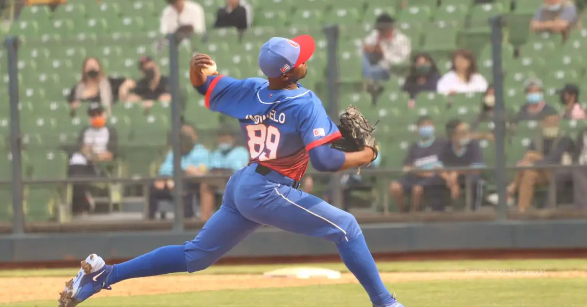 Livan Moinelo lanzando con el Equipo Cuba