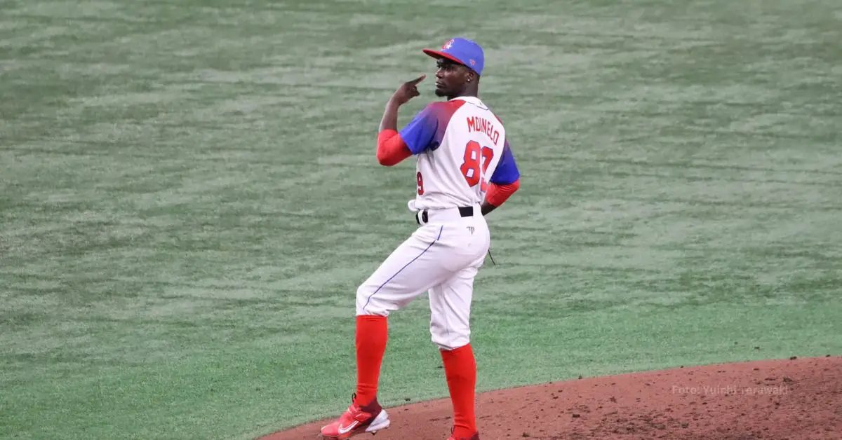 Livan Moinelo lanzando con el equipo Cuba