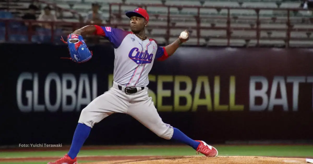 Liván Moinelo lanzando con el equipo Cuba en Premier 12