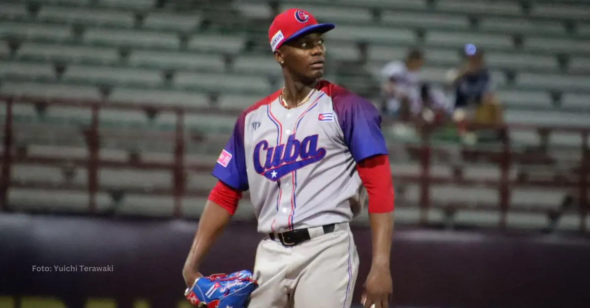 Liván Moinelo en la lomita con el equipo Cuba en Premier 12