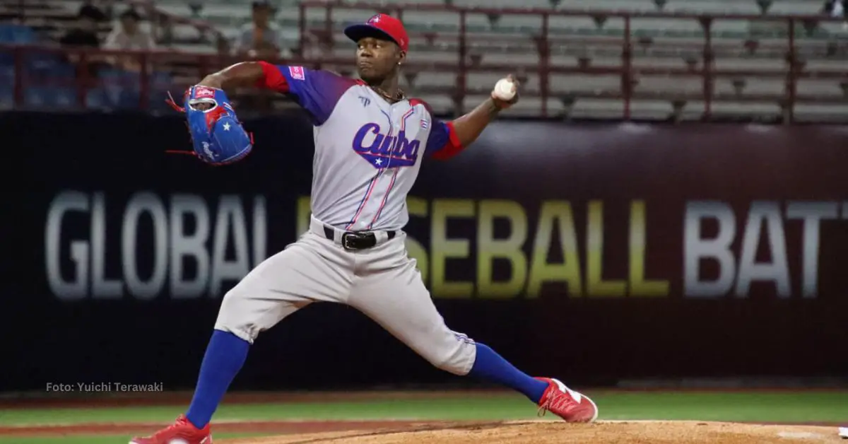 Liván Moinelo lanzando con el equipo Cuba