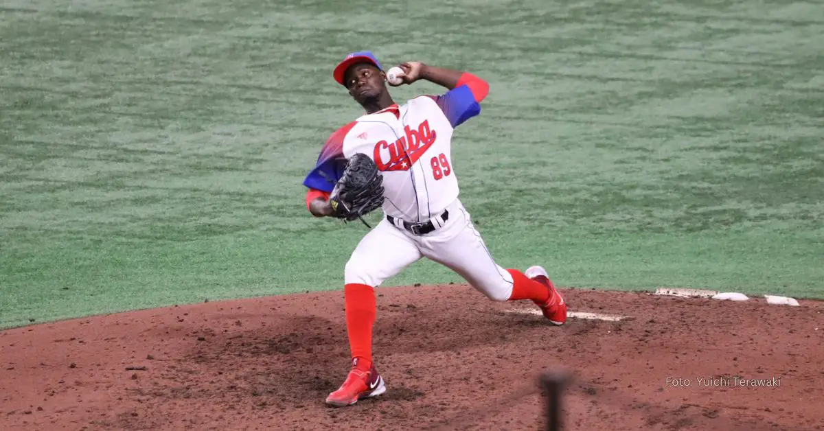 Liván Moinelo lanzando con equipo Cuba