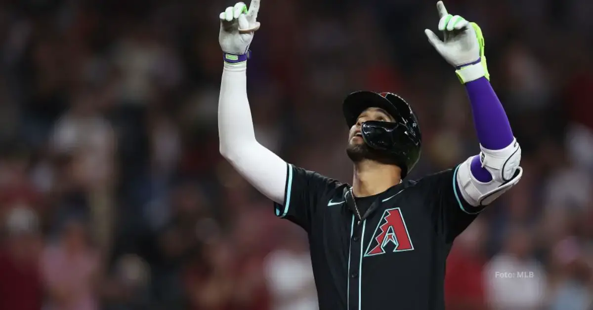 Lourdes Gurriel Jr. señalando al cielo tras jonrón con Arizona Diamondbacks