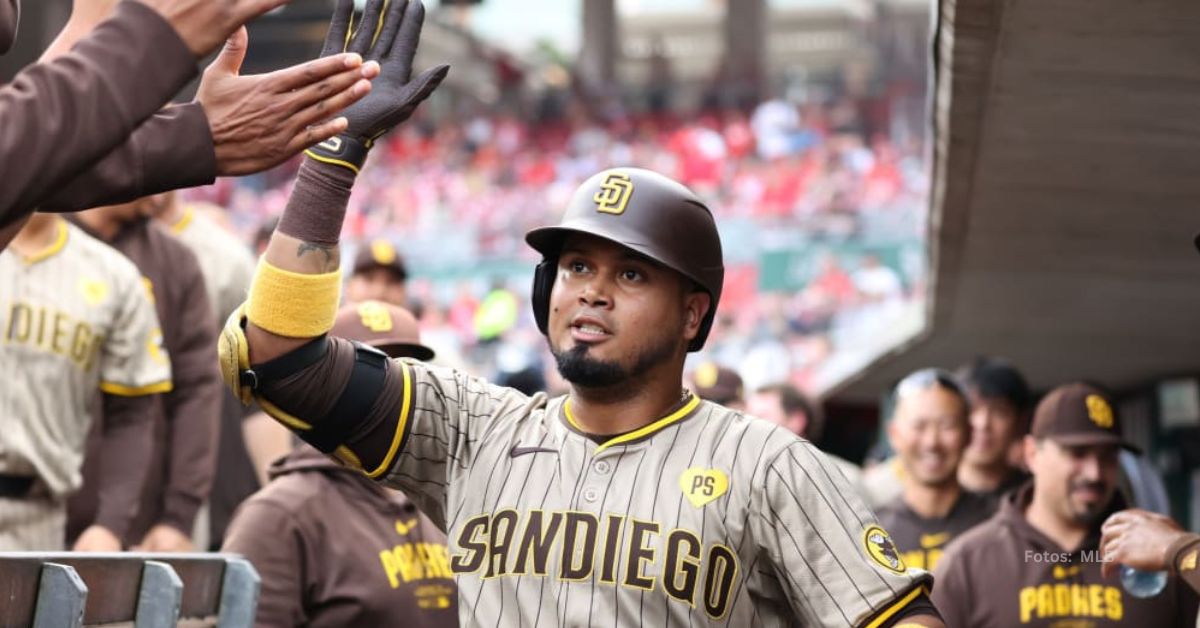 Luis Arráez celebrando en el dugout de San Diego Padres