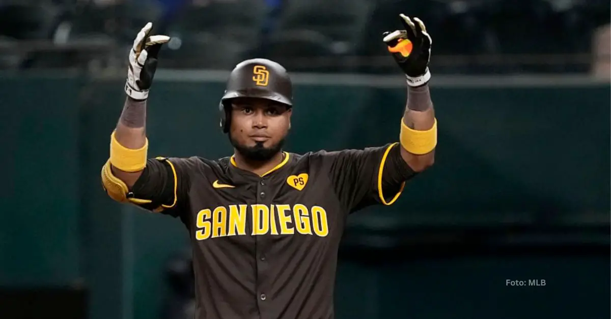 Luis Arráez en segunda base tras conectar doble con San Diego Padres