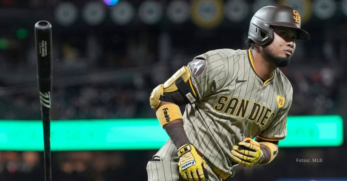 Luis Arráez soltando el bate tras hit con San Diego Padres