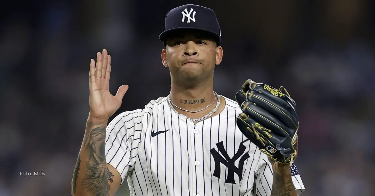 Luis Gil con uniforme de New York Yankees